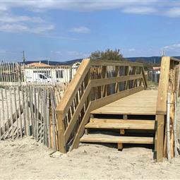Passerelle pour accéder à la plage 