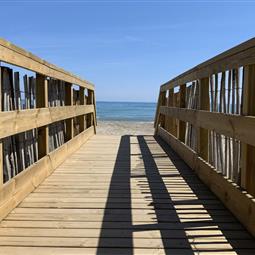 Passerelle pour accéder à la plage 